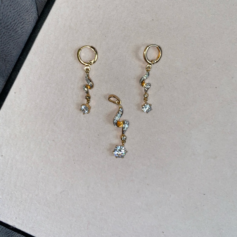 Gold diamond earrings set with matching pendant